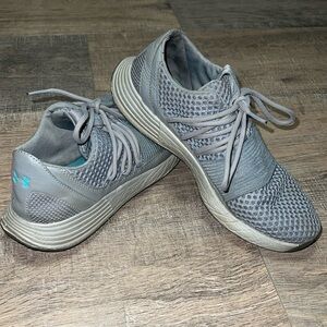 Under armour women’s size 7.5